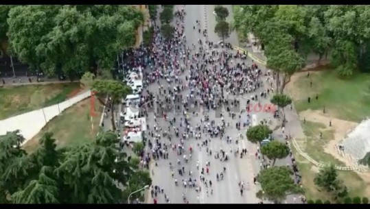Report Tv sjell pamjet me DRON! Shikoni protestën e grupit të artistëve dhe opozitës për Teatrin