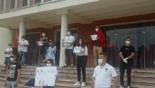 Durrësi në mbështetje të protestës nga Pallati i Kulturës! Të rinjtë e FRPD 'flasin' me pankarta në duar