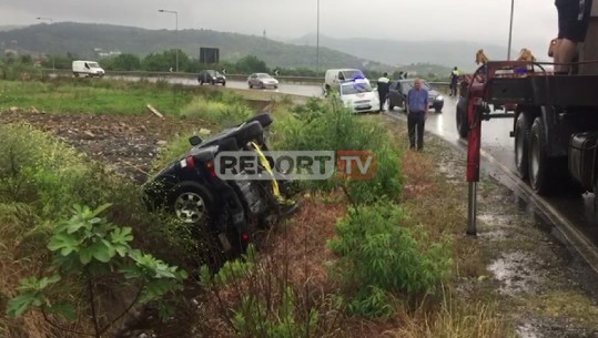Aksident në hyrje të autostradës Elbasan- Tiranë/ 'Mitsubishi' rrëshqet dhe del nga rruga...shkak lagështia (VIDEO)