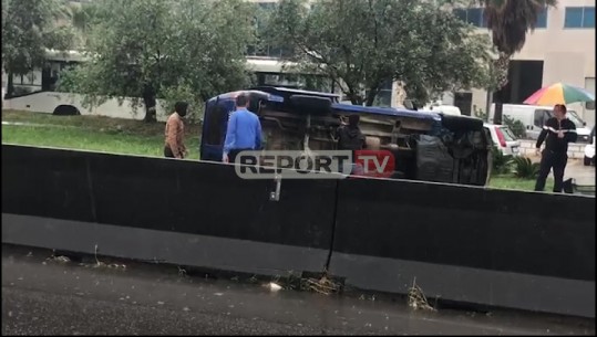 Durrës/ Humb kontrollin nga lagështira në rrugë, përmbyset furgoni i policisë bashkiake (VIDEO)