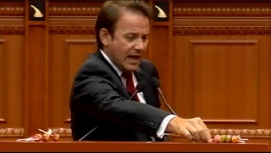 'Jeni parlament lolipopi,' Gjoni shpërndan lëpirse për mazhorancën! Ruçi: Atë që nxore mbaje në gojë ose në xhep (VIDEO)
