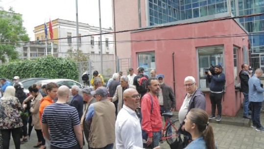 Aktivistët e teatrit para SPAK-ut: Veproni shpejt ose revoltë, arrestoni Veliajn e Maznikun, të huajt gati të sjellin prokurorë, po na bëjnë presion