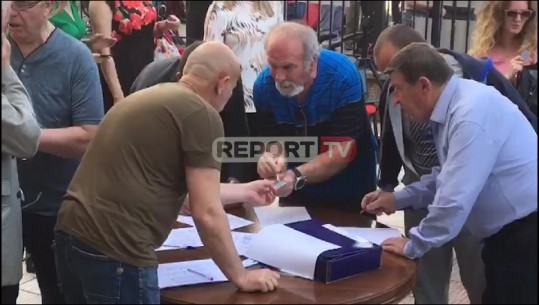 Qytetarë e artistë në Shkodër firmosin peticionin, të grumbulluar pa maska e distancë fizike (VIDEO)
