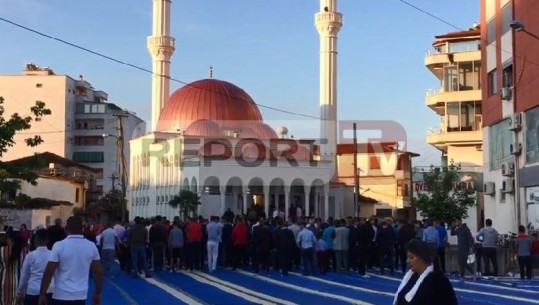 Falja e namazit në Elbasan, shtrohen tapete jashtë xhamisë për të ruajtur distancimin social (VIDEO)