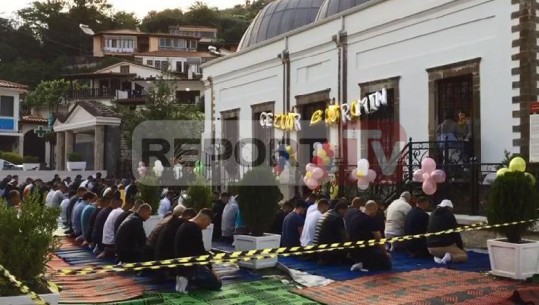Falet namazi në Berat, besimtarët ndahen në 2 grupe për të ruajtur distancën (VIDEO)