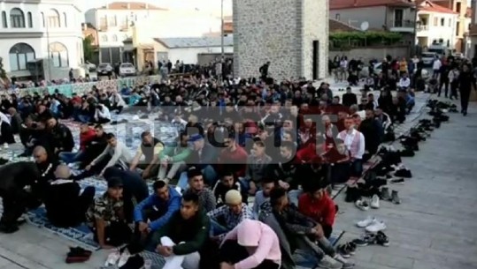 Falet Namazi në Korçë/ Besimtarët mbushin plot xhaminë (VIDEO)
