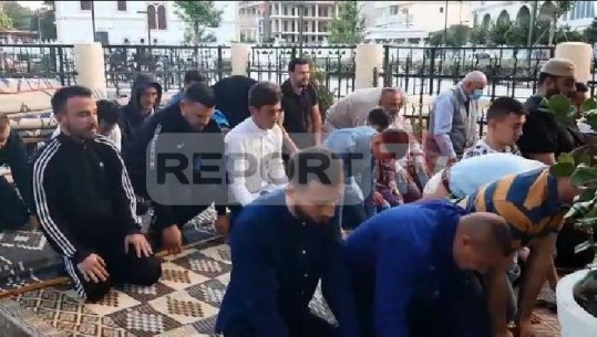 Falja e namazit në kohë pandemie/ Besimtarët e shumtë në Vlorë ndahen në dy xhami (VIDEO)