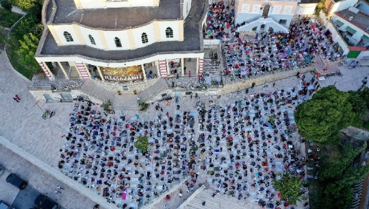 Besimtarë të shumtë në Durrës, falja bëhet në sheshin kryesor! Disa besimtarë me maska (FOTO)