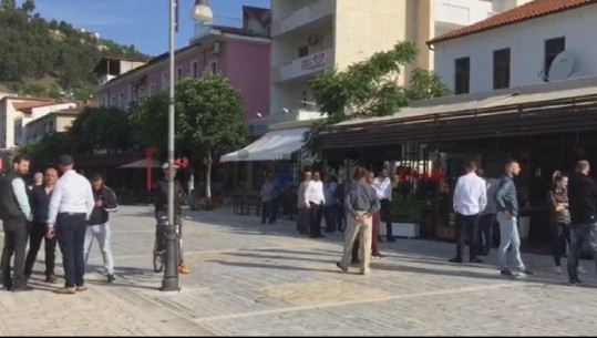 Pronarët e lokaleve në Berat kundërshtojnë policinë, protestë në Pedonale: S’kemi shkresë, nuk bazohemi te njoftimet e Ramës në Facebook (VIDEO)