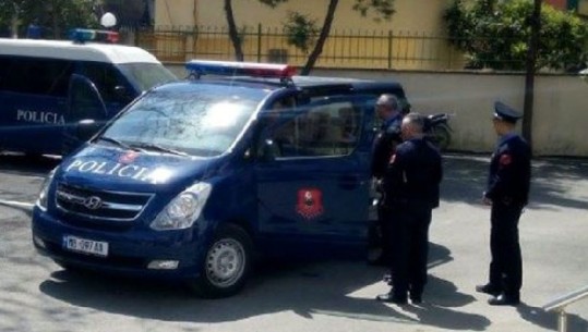 Plagosje me armë në Kavajë, autori arrestohet pas 1 ore e gjysmë, në kërkim dy të tjerë! Sekuestrohet një antiplumb, 2 automjete, 4 celular