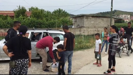 Kërkuan ndihmë, komuniteti mysliman dhe këshilli bashkiak në Berat pranë romëve, shpërndajnë 40 pako me ushqime (VIDEO)