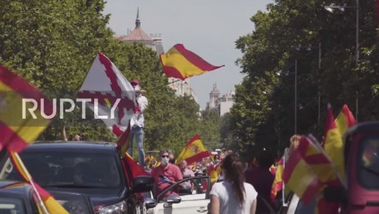 Me makina kundër masave të izolimit në Spanjë/ Protestuesit kërkojnë dorëheqjen e kryeministrit (VIDEO)