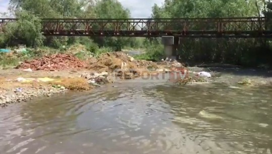 Mbetjet 'pushtojnë' lumin në Devoll, banorët: Uji ishte i pijshëm, por e ndoti demokracia, në rrezik jeta e njerëzve 