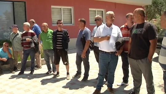 Vlorë, punonjësit e transportit publik në protestë: Duam pagën e luftës, kemi 3 muaj pa punë (VIDEO)