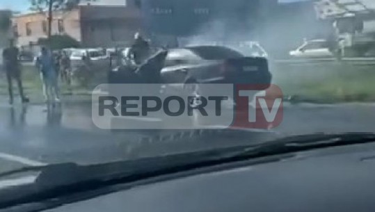 Makina merr flakë në ecje në autostradën Tiranë-Durrës, shkak një defekt teknik
