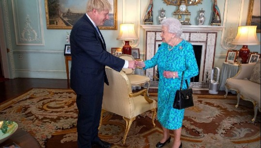 Mbretëresha Elizabeth i hap dyert e shtëpisë Boris Johnson, e ndihmon pas prekjes nga COVID-i