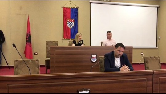 Në sallë pa distancim fizik, por këshilli bashkiak i Shkodrës voton për dhënien e pagave të prapambetura te Vllaznia
