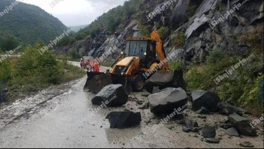 Reshjet e shiut bllokojnë aksin rrugor Berat- Skrapar, shkëputen gurët nga mali