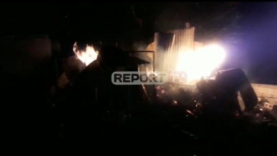 Zjarr në magazinë në Patos! Shpërthen 'Benz'-i nga flakët, digjen pulat (VIDEO)