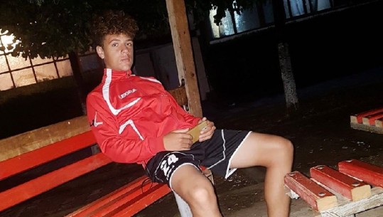 ‘Thellësisht i tronditur’, Duka për 18-vjeçarin që humbi betejën me tumorin: Komuniteti i futbollit nderon me lot në sy kujtimin e djaloshit