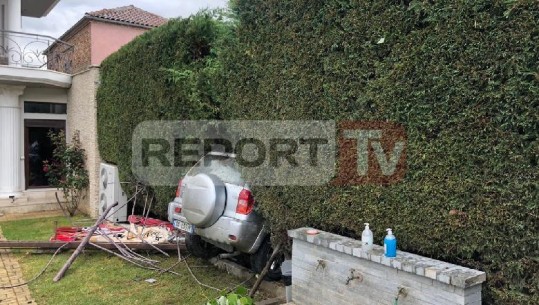 Aksident rrugor në Korçë, makina shkatërron derën e hekurt dhe përfundon në oborrin e shtëpisë mes luleve 