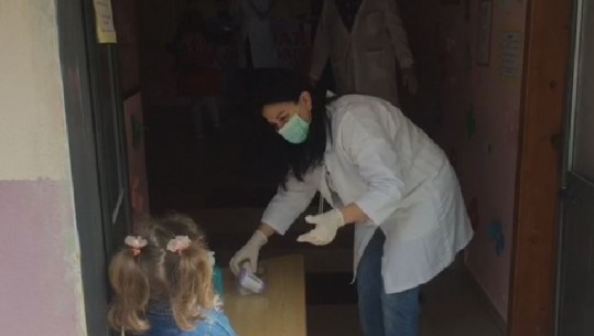 Kopshtet e çerdhet në Elbasan mirëpresin fëmijët, dezinfektim i duarve e matja e temperaturës me radhë (VIDEO)