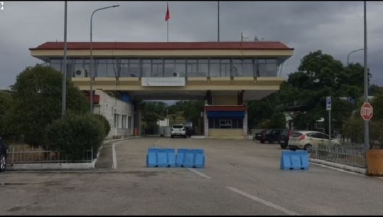 Në Kakavijë hyjnë 60 shqiptarë, mund të kalojnë kufirin vetëm personat me nënshtetësi greke që kanë bërë tamponin (VIDEO)