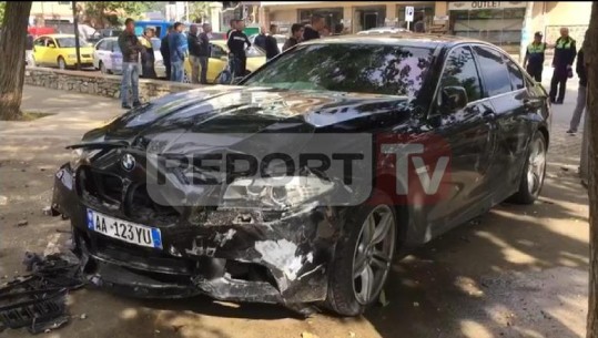 Makina 'BMW' përplaset me një taksi në Elbasan