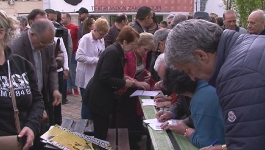 Aleanca për Teatrin çon peticionin në Korçë, qytetarë e politikanë i bashkohen thirrjes
