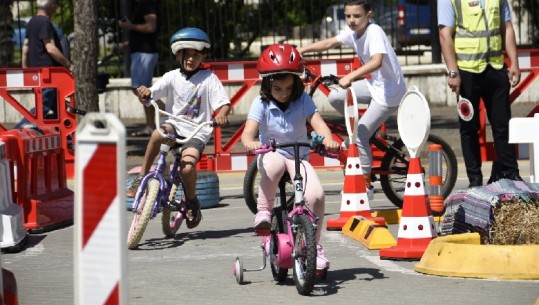 Sheshi 'Nënë Tereza' mbushet nga fëmijët me dyrrotakë, Veliaj: Do të ngrihet ‘Akademia e biçikletave’ (FOTO)