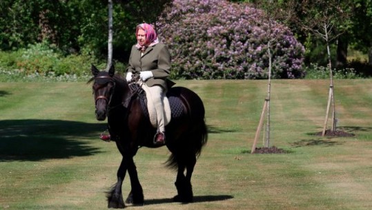Mbretëreshën Elizabeth se ndal askush, shfaqet për herë të parë pas pandemisë duke shëtitur me kalë