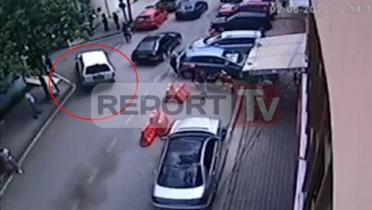 Video ekskluzive/ Momenti kur i riu mësyn me makinë derën e Drejtorisë së Policisë Elbasan