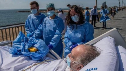 Spanjë, pacientët Covid dërgohen në plazh si pjesë e terapisë së rikuperimit (FOTO)