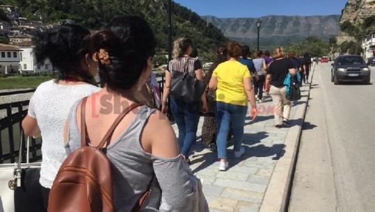Protestë para drejtorisë së Tatim-taksave në Berat, punonjësit e fasonerive kërkojnë pagën e luftës