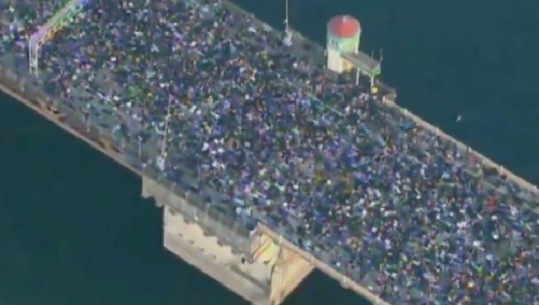 Vrasja e Floyd-Gjesti i pazakontë mbi urë i mijëra protestuesve në SHBA që po thyen rrjetin (VIDEO)