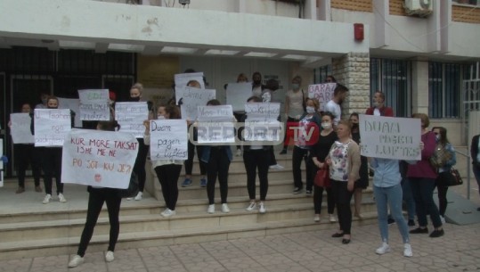 70 vajza dhe gra të një fasonerie protestë te Tatimet në Durrës: Na jepni pagën e luftës (VIDEO)