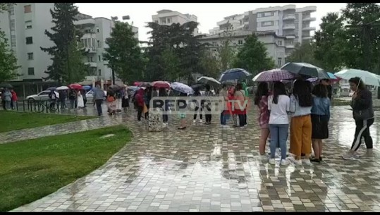 'Nuk luhet Përdhunimesh', vajzat në Vlorë marshojnë për të dënuar ngjarjet e rënda të ditëve të fundit