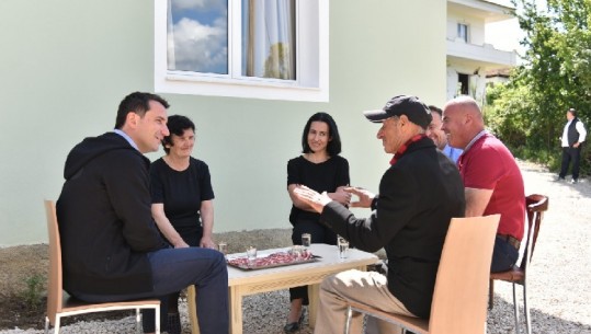 Familja me 6 anëtarë në Baldushk merr çelësat e shtëpisë së re, Veliaj: Do rikuperojmë 870 shtëpitë e dëmtuara nga tërmeti (VIDEO)