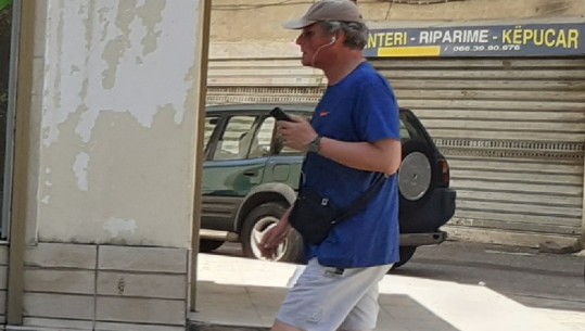 Borchard heq kostumin e diplomatit, shijon shëtitjet në Tiranë