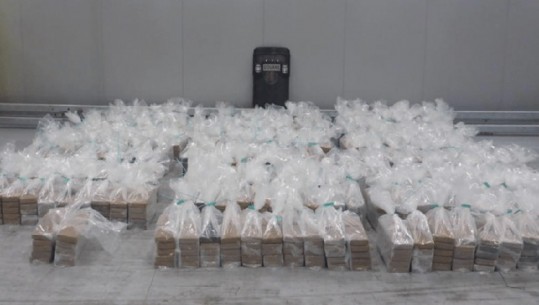 Kapen 2 ton kokainë në Portin e Roterdamit, ishin fshehur në banane! Vlera e drogës 151 milionë euro