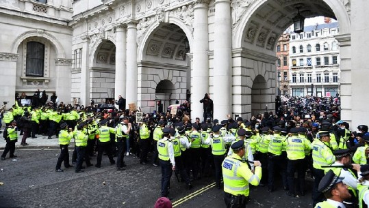 Protesta kundër racizmit/ Vdekja e George Floyd shkakton tubime të dhunshme dhe në Britani, 10 policë të lënduar (FOTO)