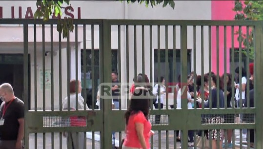 Tiranë, maturantët e 'armatosur' me maska e dorëza, në distancë për të hyrë në klasë (VIDEO)