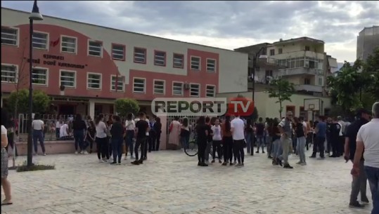748 maturantë në Berat i nënshtrohen testit të gjuhës së huaja! Brenda shkollës respektim distance, jashtë saj nxënësit të grumbulluar (VIDEO)