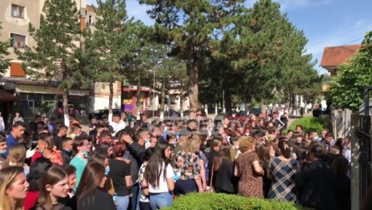Problematike situata në Kukës, maturantët të grumbulluar jashtë derës së shkollës (VIDEO)
