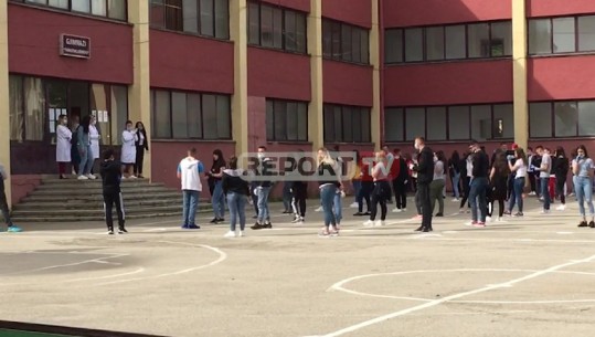Maturantët në Korçë zbatojnë rregullat vetëm në shkollë, jashtë saj harrojnë virusin (VIDEO)