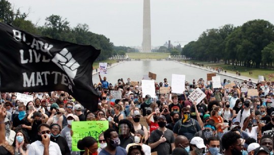 SHBA/Zyrtarët amerikanë u bëjnë thirrje protestuesve të testohen për Covid