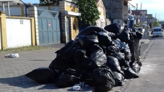 Hodhi mbetje ushqimore në rrugë, arrestohet administratori i një firme në Durrës