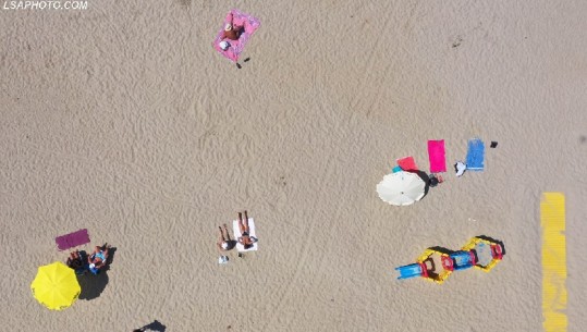 Me çadra e shezlong me vete....Plazh në kohë koronavirusi, durrsakët shijojnë diellin në distancë nga njëri- tjetri (FOTO)