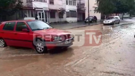 Përmbytje dhe në Korçë, uji vërshon në rrugë dhe trotuare (VIDEO)