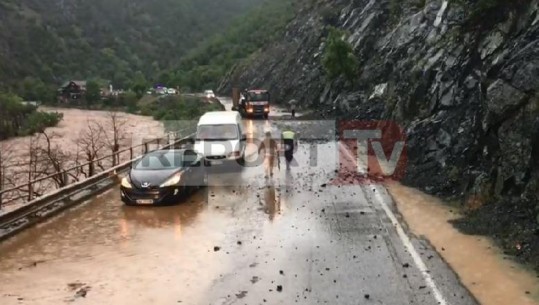 Librazhd/ Rënie gurësh në urën e Murrashit, bllokohet ambulanca me të sëmurë brenda (VIDEO)